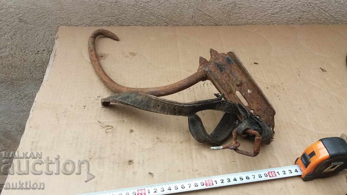 PATINĂ METALICĂ MASIVĂ PENTRU CĂȚĂRAT PE STÂLPI - PERIOADA REGALĂ - 7