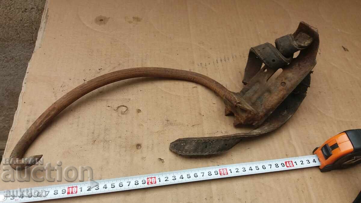 PATINĂ METALICĂ MASIVĂ PENTRU CĂȚĂRAT PE STÂLPI - PERIOADA REGALĂ