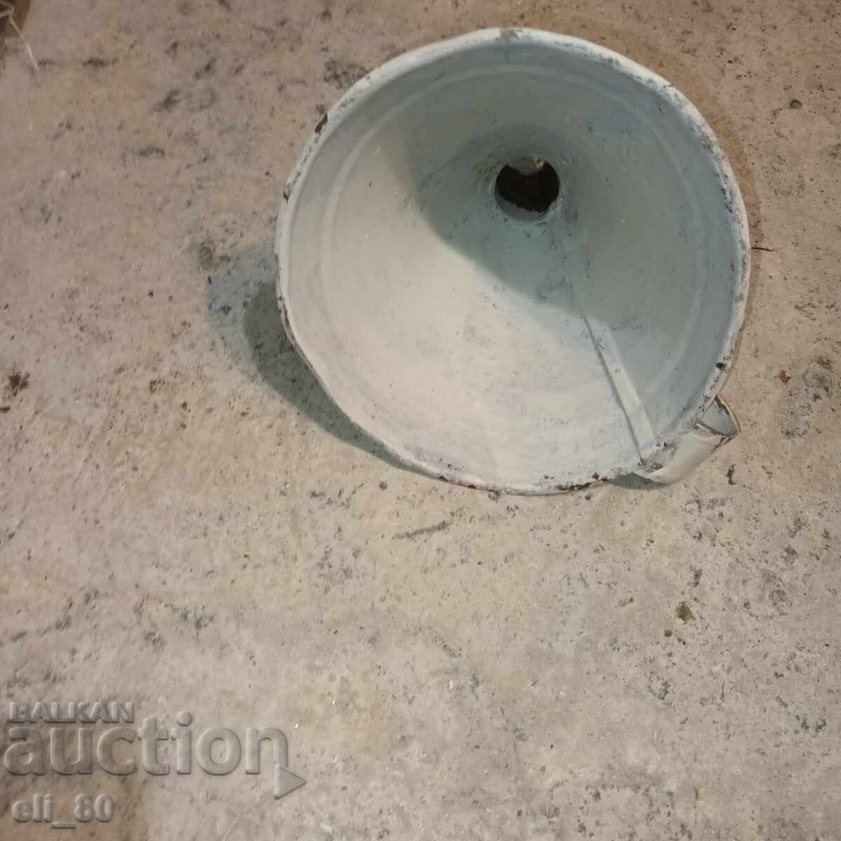 Pâlnie metalică nr. 12 cu preț € 1.00 | 1.96 BGN