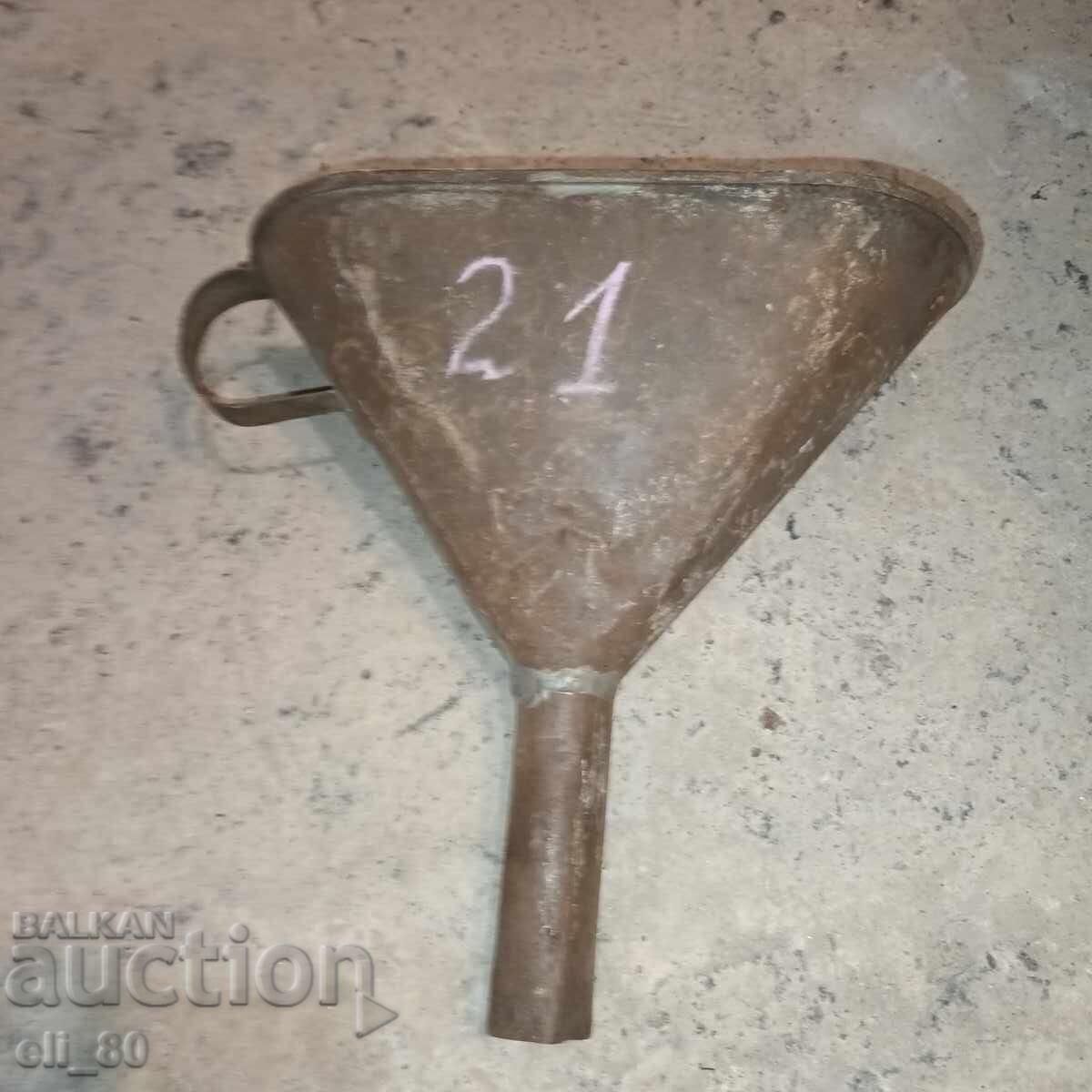 Pâlnie metalică nr. 21 cu sită în interior