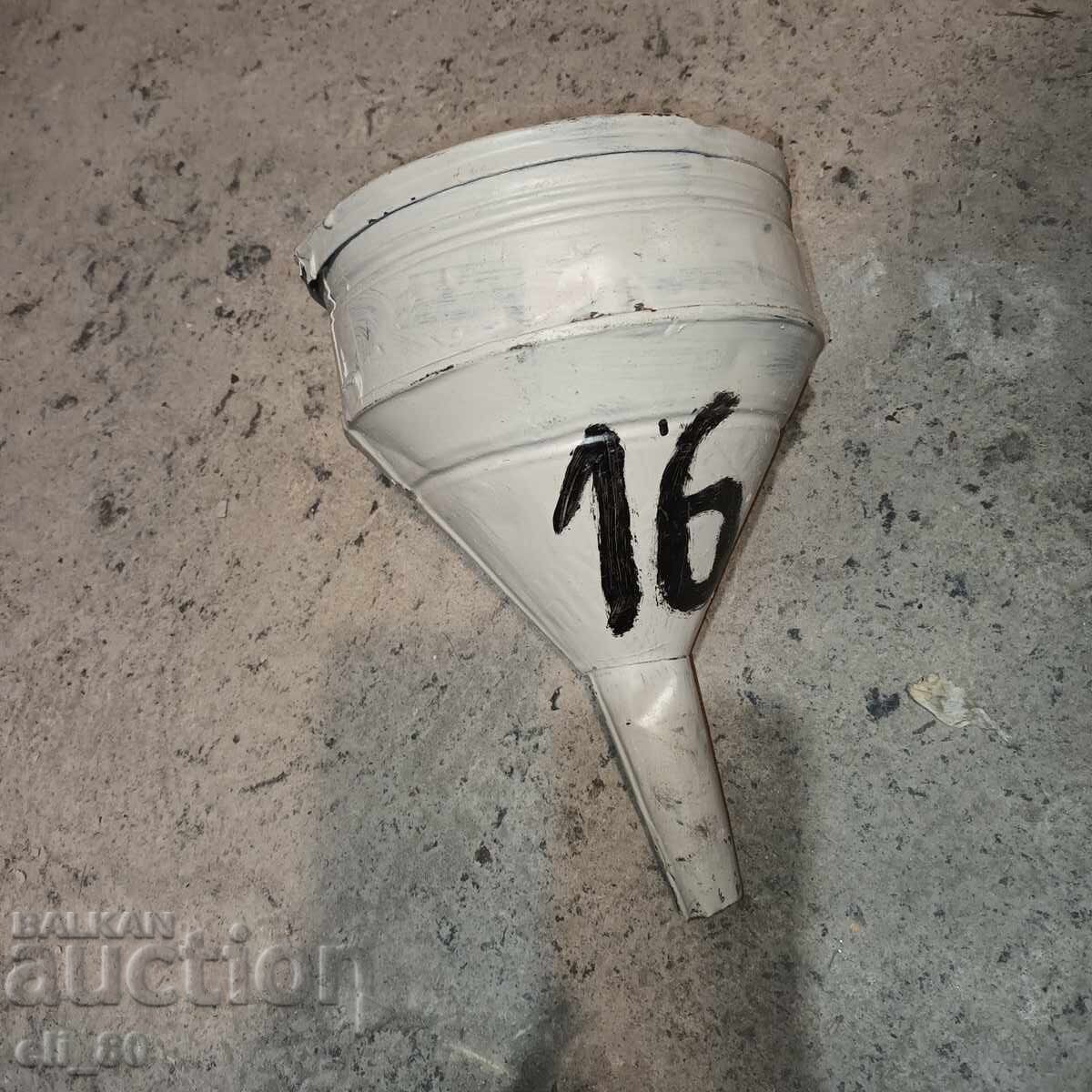 Licitație Pâlnie metalică nr. 16