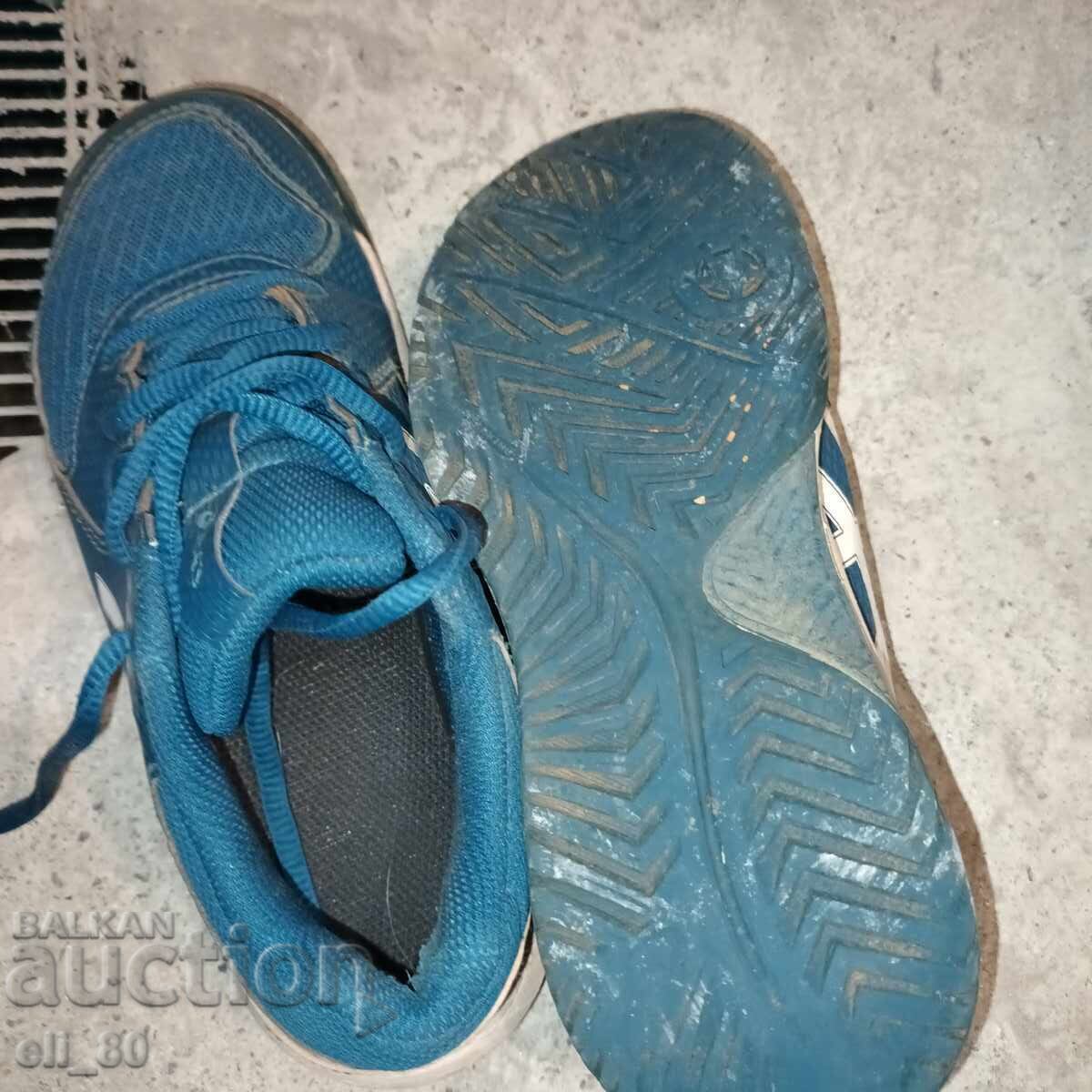 Adidași nr. 36 cu preț € 1.00 | 1.96 BGN