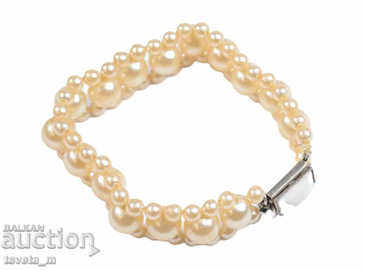 Γκρίβνα με κρεμ τεχνητά μαργαριτάρια Γκρίβνα με κρεμ τεχνητά μαργαριτάρια