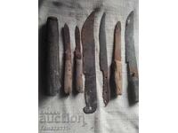 O mulțime de cuțite vechi