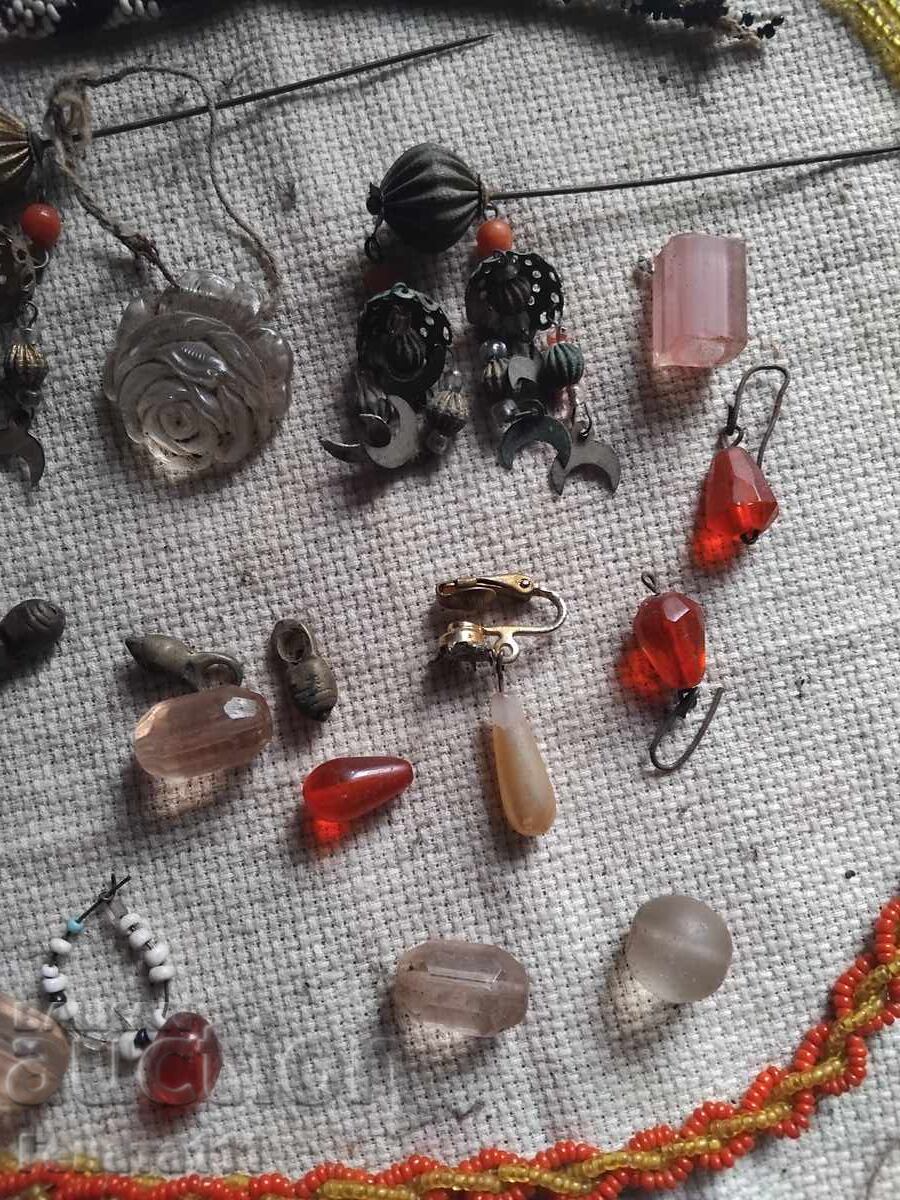 Livrarea Bijuterii vechi, cercei, mărgele Livrarea Bijuterii vechi, cercei, mărgele