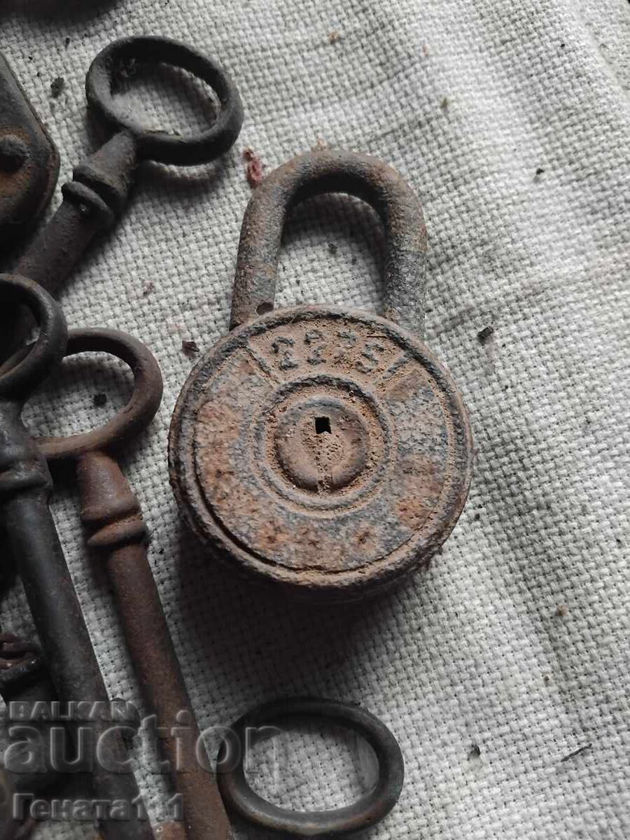 Chei vechi, lacăte cu preț € 2.50 | 4.89 BGN
