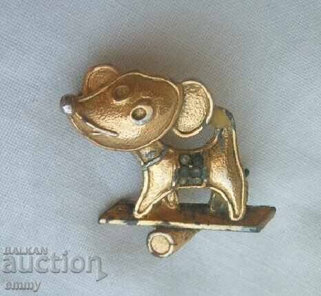 Σήμα σκύλου, καρφίτσα