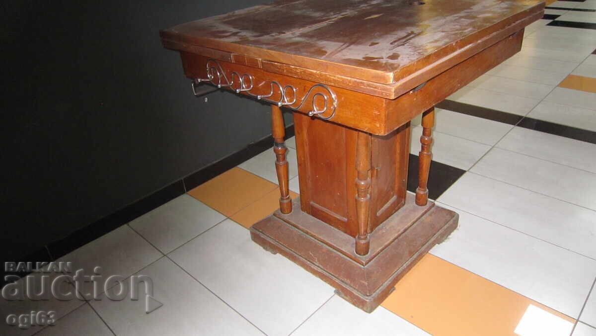 Παλιό τραπέζι με τιμή € 99.99 | 195.56 BGN