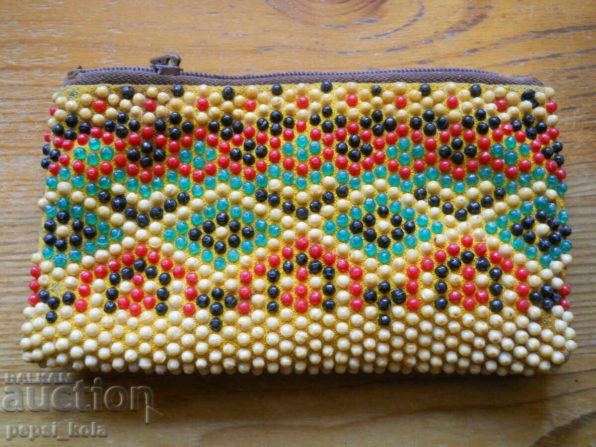 Ρετρό γυναικείο πορτοφόλι με χάντρες με τιμή € 2.00 | 3.91 BGN