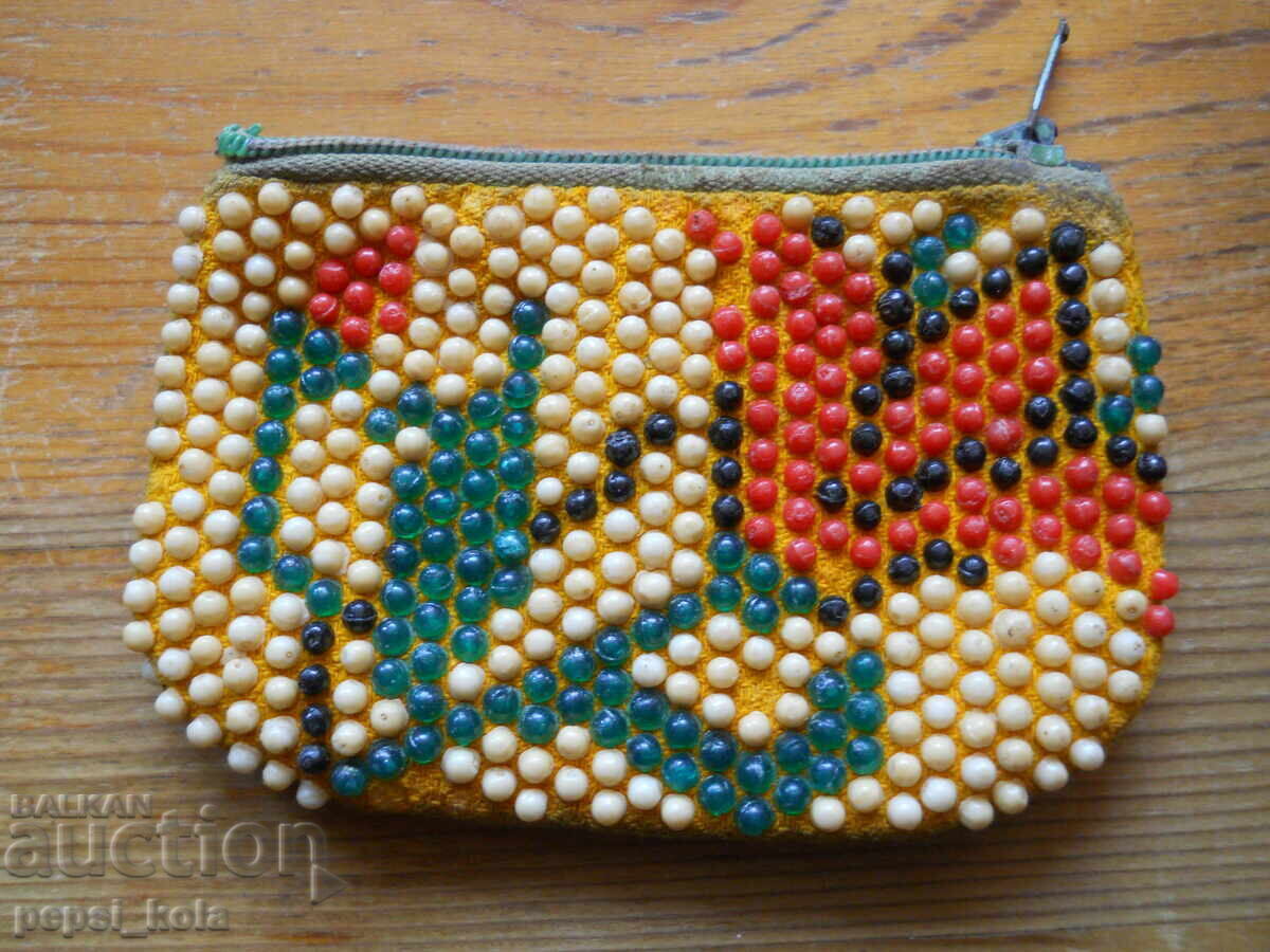 Ρετρό γυναικείο πορτοφόλι με χάντρες με τιμή € 2.00 | 3.91 BGN