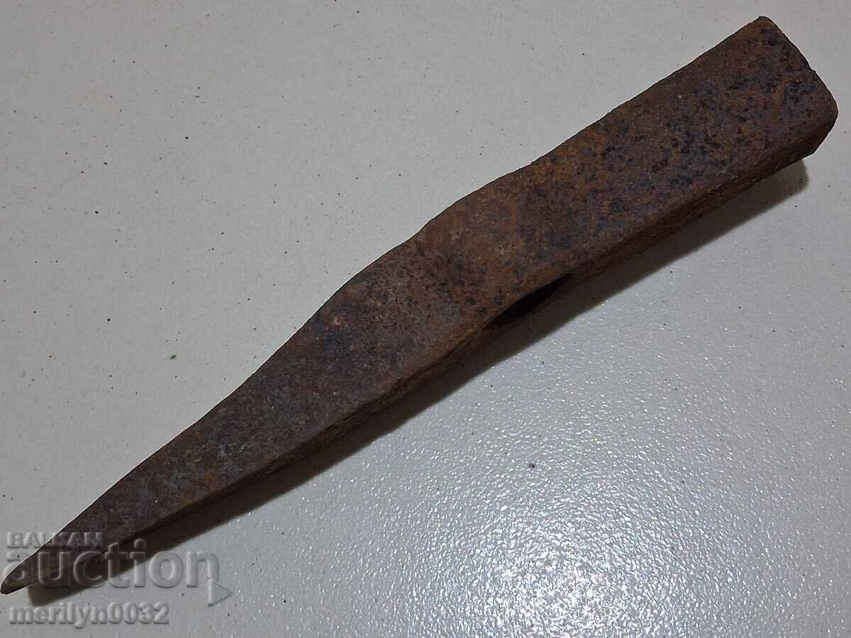 Стар каменарски чук, инструмент, кирка с цена € 27.54 | 53.86 лв. Стар каменарски чук, инструмент, кирка с цена € 27.54 | 53.86 лв.