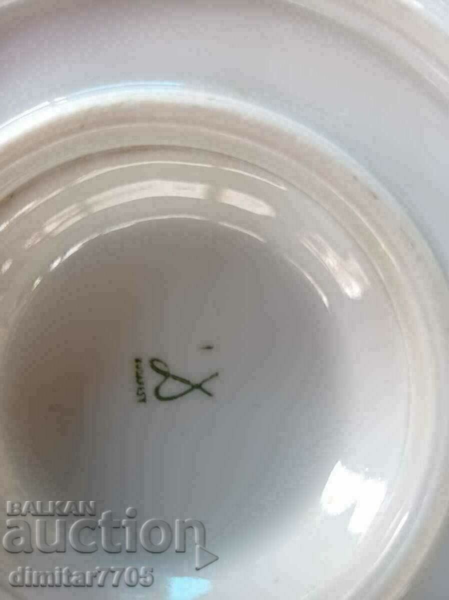 Livrarea O farfurie interesantă din porțelan Livrarea O farfurie interesantă din porțelan