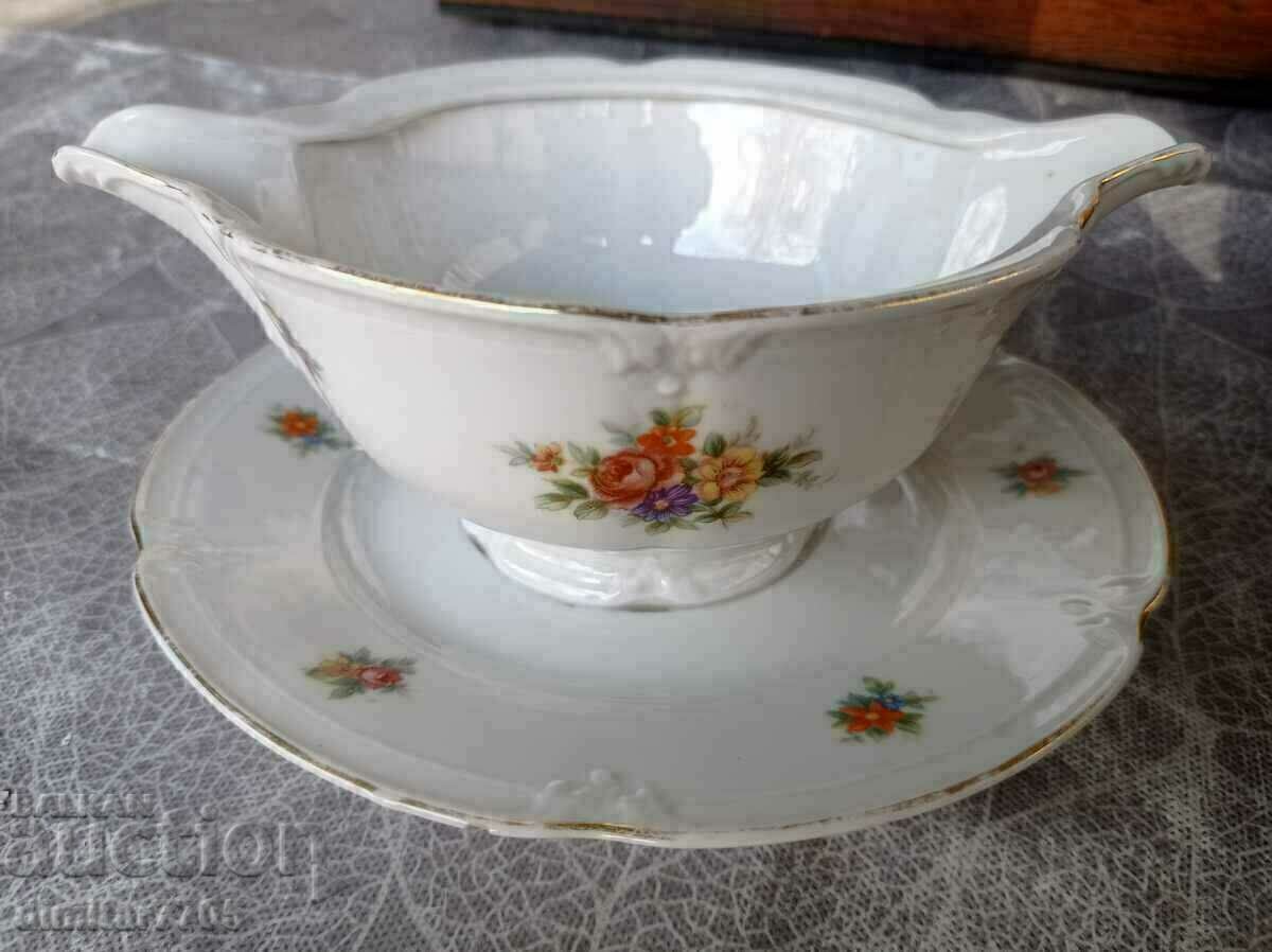 O farfurie interesantă din porțelan O farfurie interesantă din porțelan