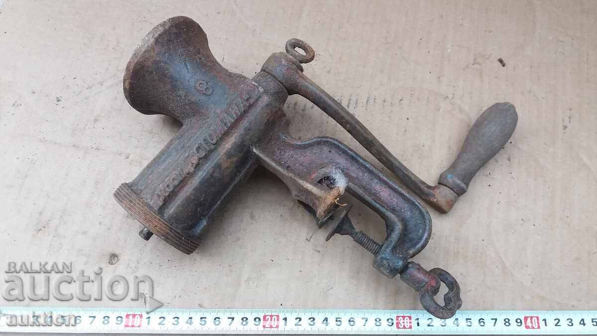 MAȘINĂ DE TOCAT CARNE MANUALĂ VECHE cu preț € 4.99 | 9.76 BGN