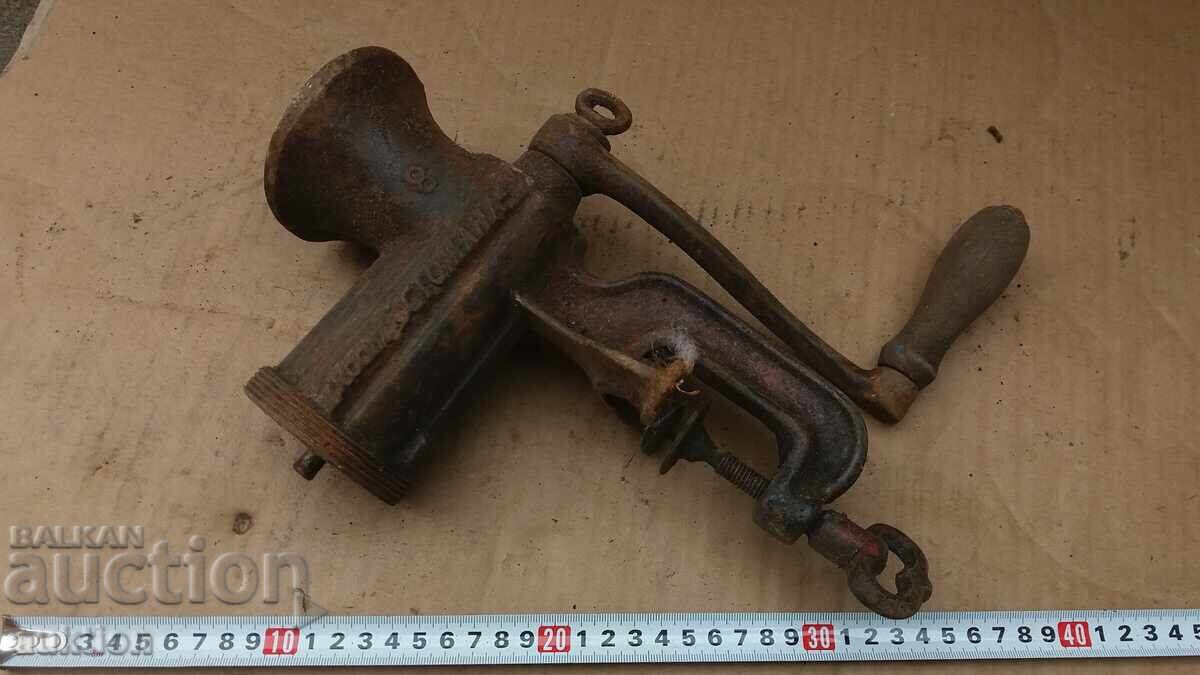 Licitație MAȘINĂ DE TOCAT CARNE MANUALĂ VECHE