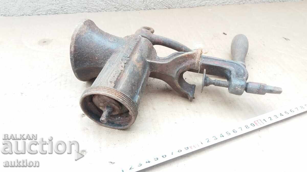 Livrarea MAȘINĂ DE TOCAT CARNE MANUALĂ VECHE