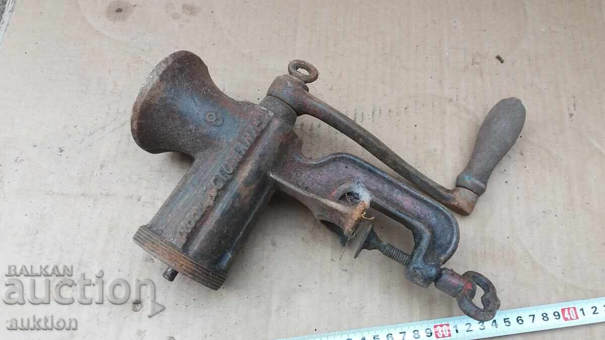 MAȘINĂ DE TOCAT CARNE MANUALĂ VECHE