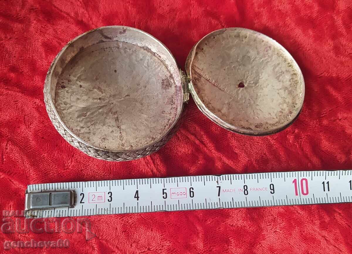 Licitație Cutie veche filigranată de argint pentru tabac