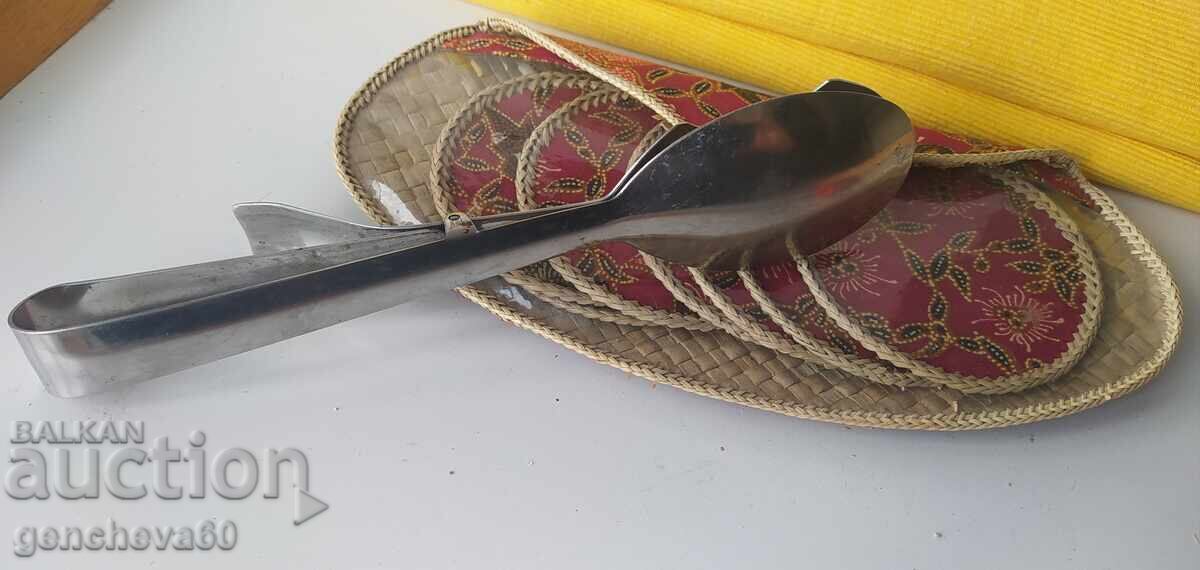 Auction  Salad serving tongs and placemats
