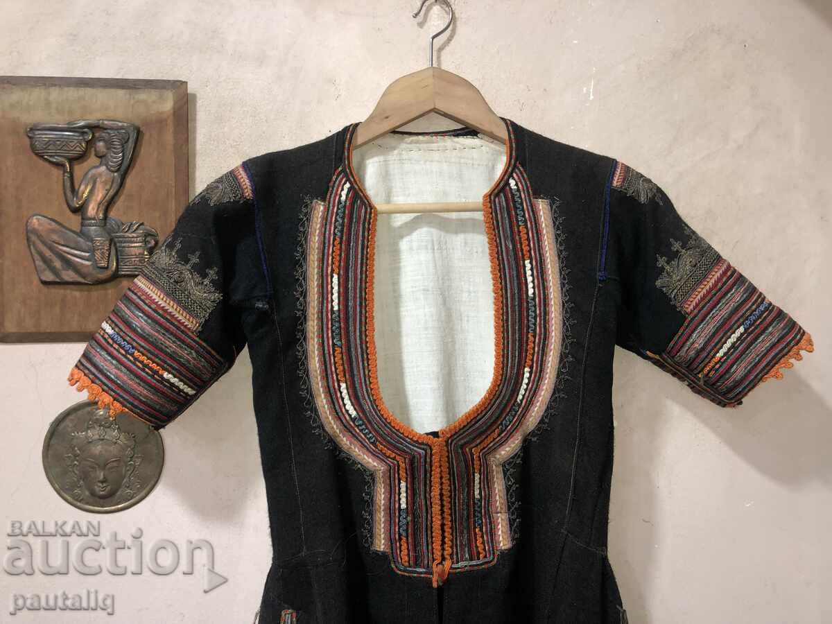Licitație COSTUM POPULAR AUTENTIC DIN KUSTENDIL CU ORNAMENTAȚIE CU SIRMA Licitație COSTUM POPULAR AUTENTIC DIN KUSTENDIL CU ORNAMENTAȚIE CU SIRMA