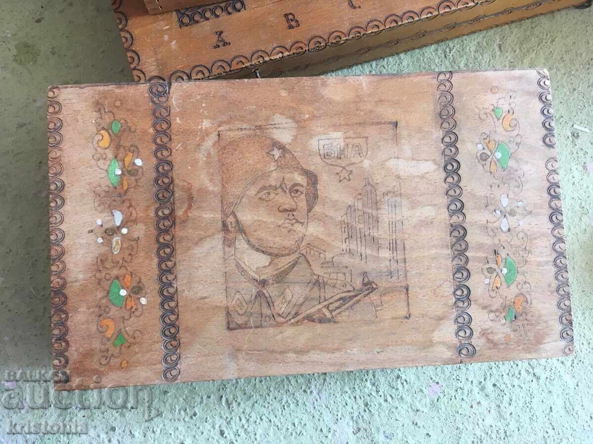 Старинна дървена кутия