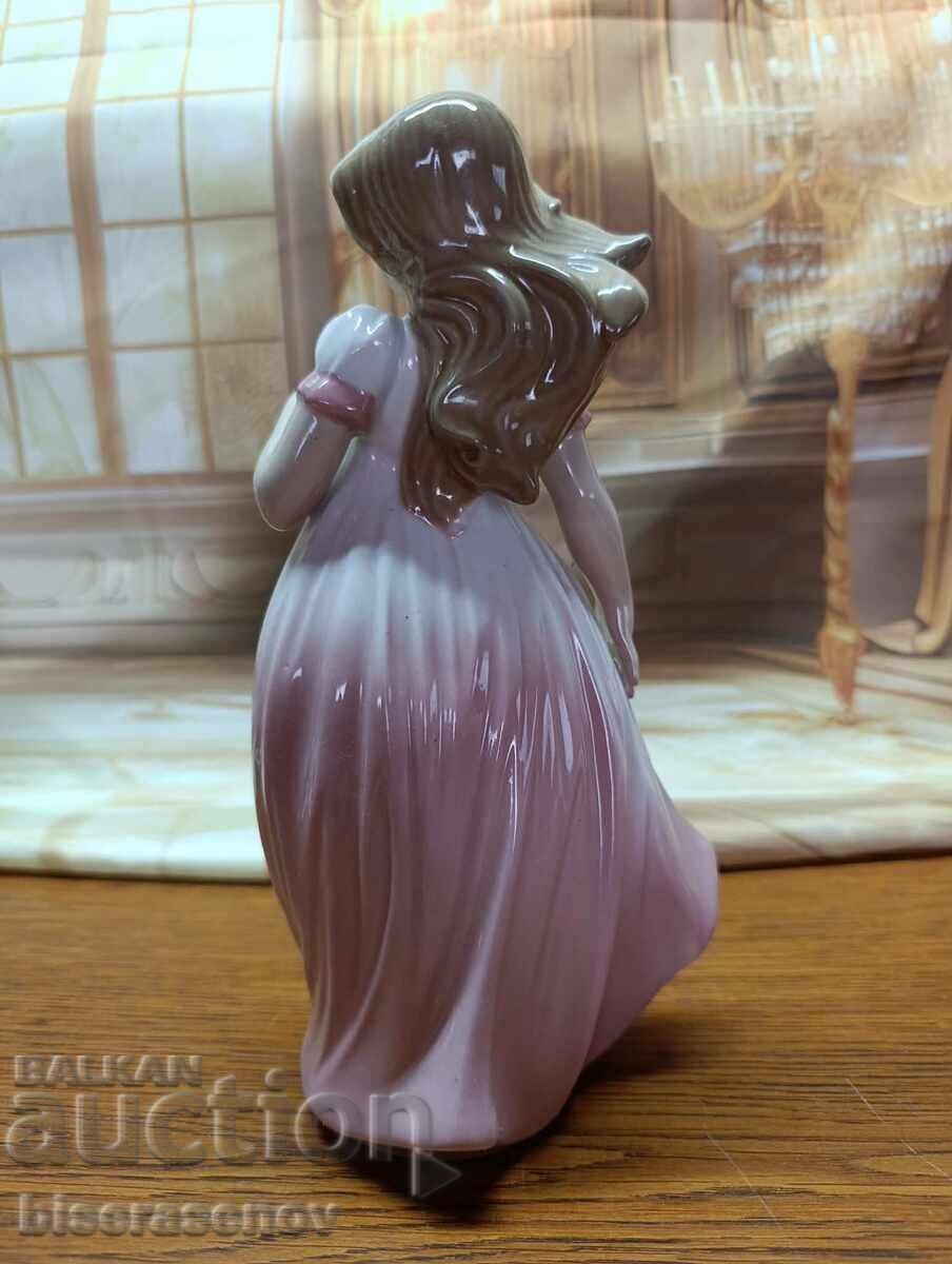 Πορσελάνινο ειδώλιο με τιμή € 13.00 | 25.43 BGN