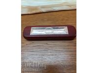 Ξύλινο κουτί με μεταλλικά εξαρτήματα