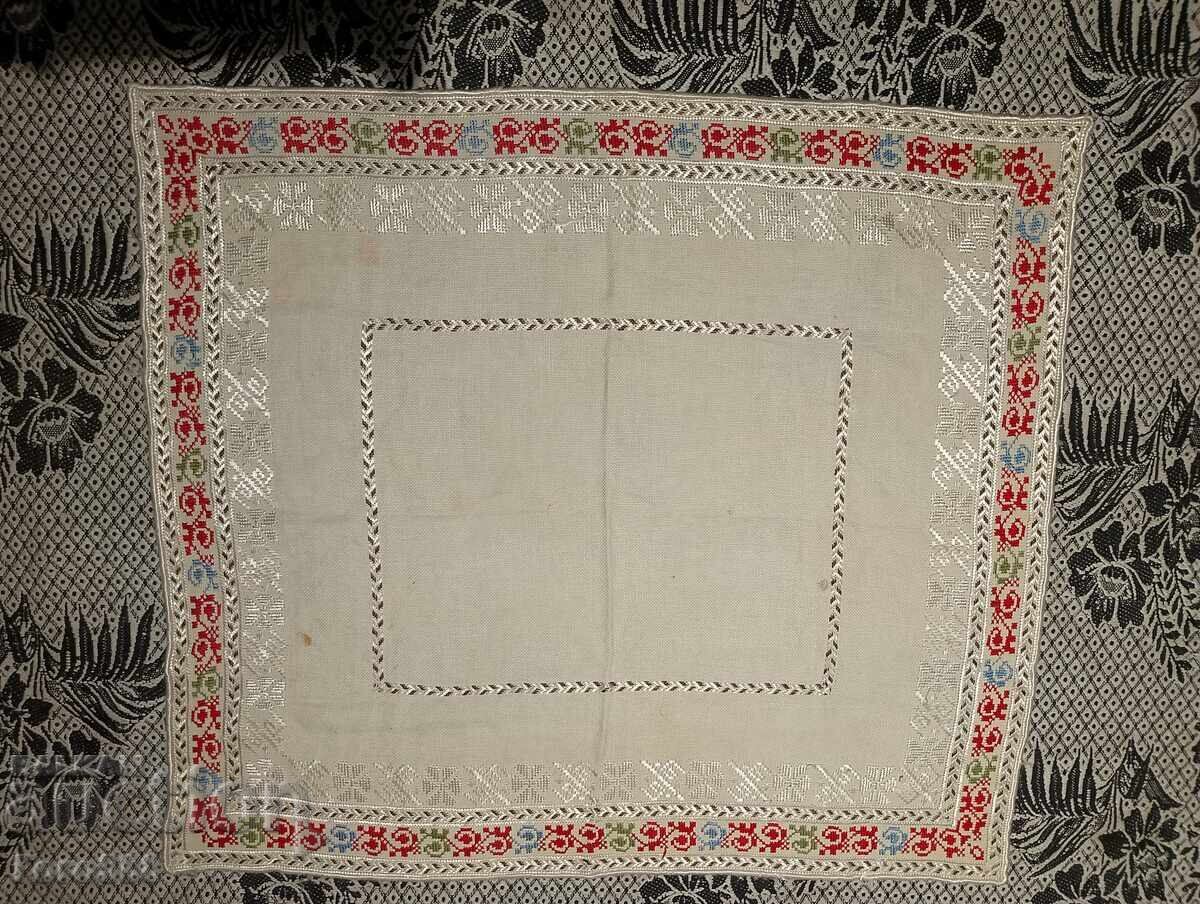 O fata de masa mica cu preț € 1.00 | 1.96 BGN