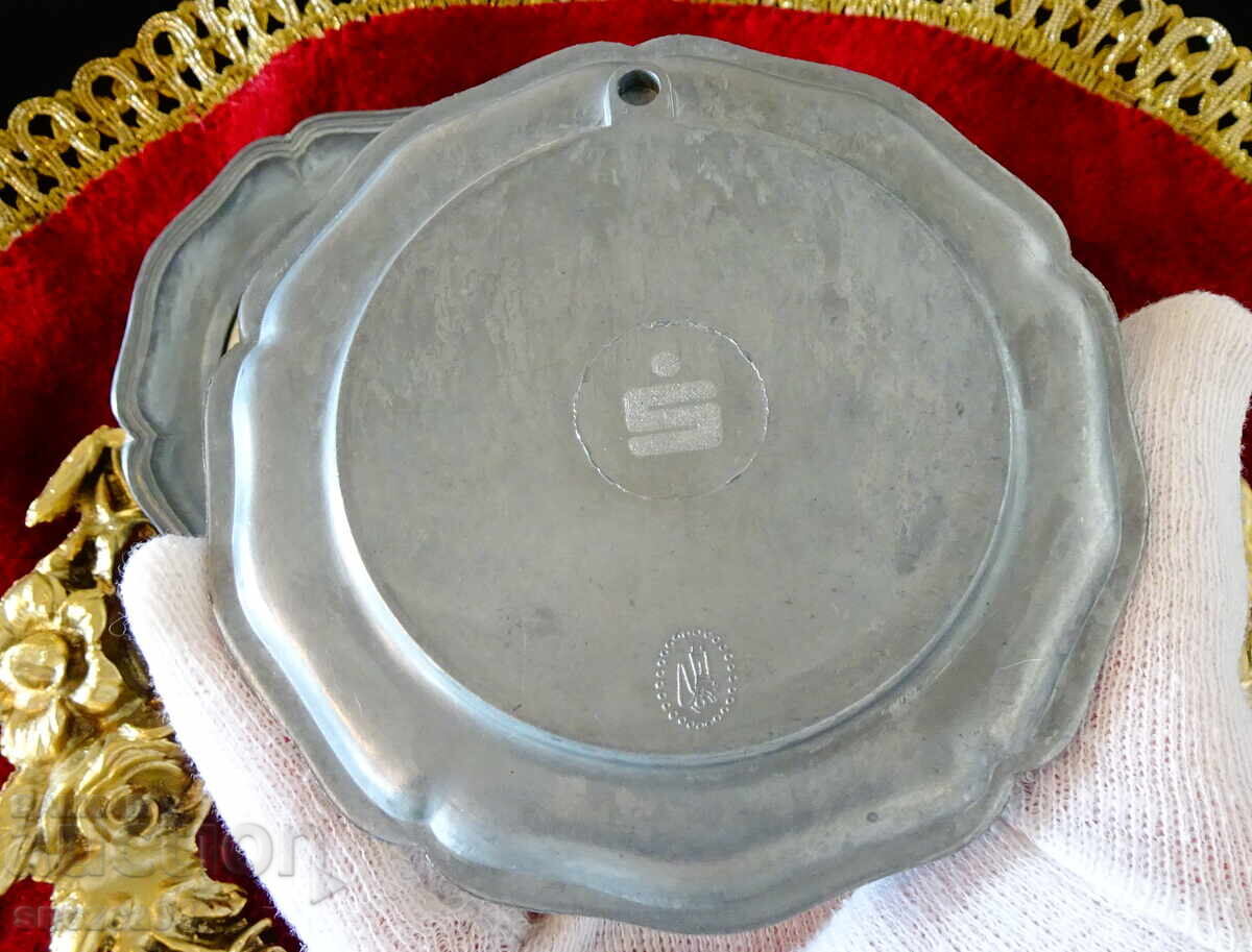 Farfurie din cositor cu porțelan pictat cu flori cu preț € 6.00 | 11.73 BGN