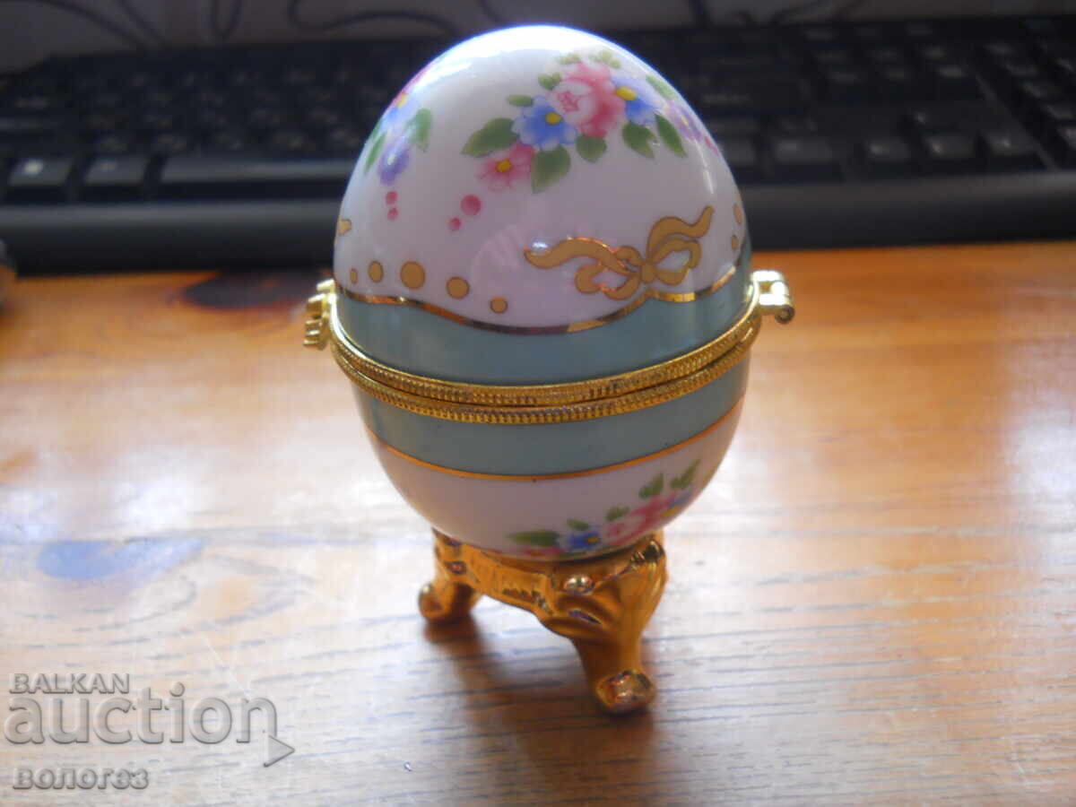 Порцеланова кутия за бижута във формата на яйце