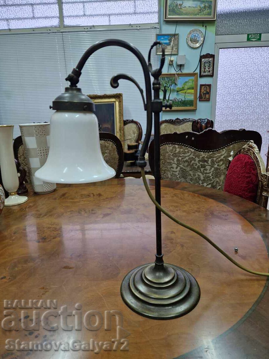 Frumoasă lampă de masă antică germană din bronz cu preț € 79.00 | 154.51 BGN