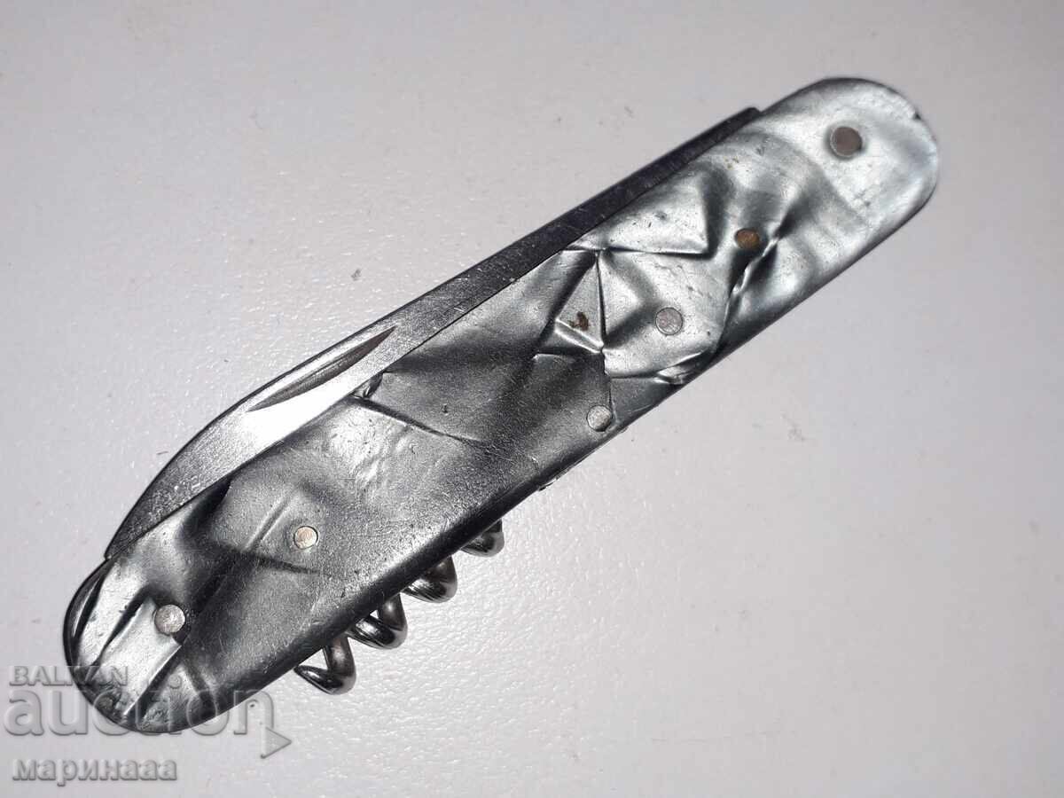 UN CUIT DE BUZUUNAR. CIOOC ŞI SECERĂ UN CUIT DE BUZUUNAR. CIOOC ŞI SECERĂ