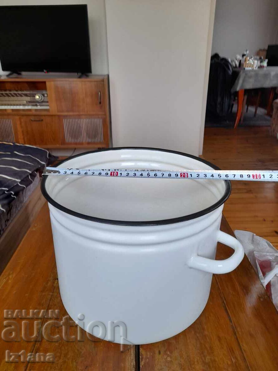 Delivery of Old enamel pot