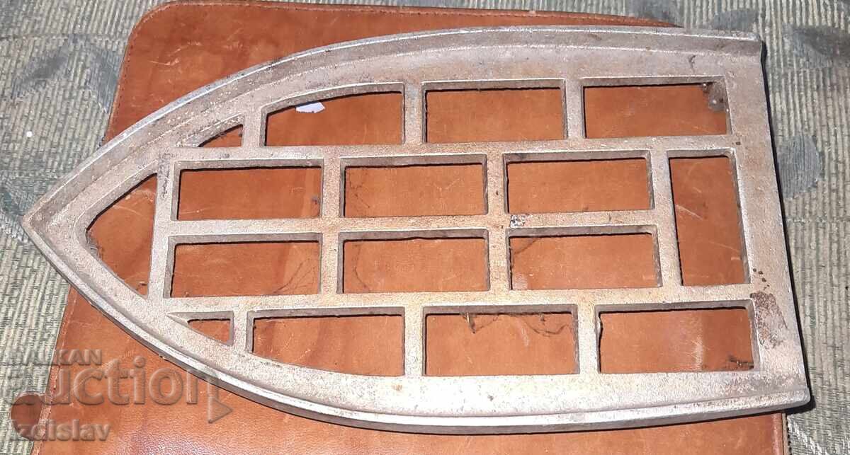 Стара поставка за ютия от соц време. Стара поставка за ютия от соц време.