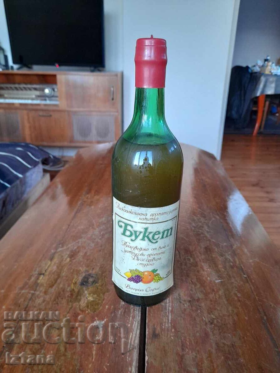 Sticlă veche de băutură slab alcoolizată Buchet