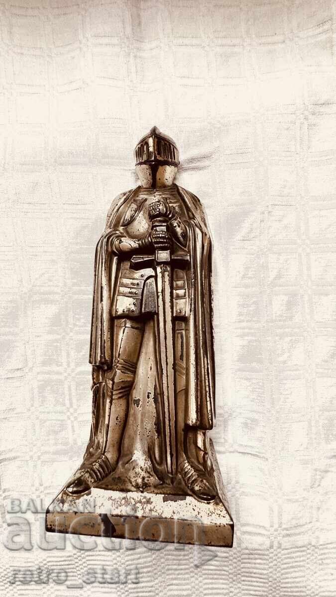 Παράδοση Vintidzh, ritsarska statuya, otvaryashta se zapalka