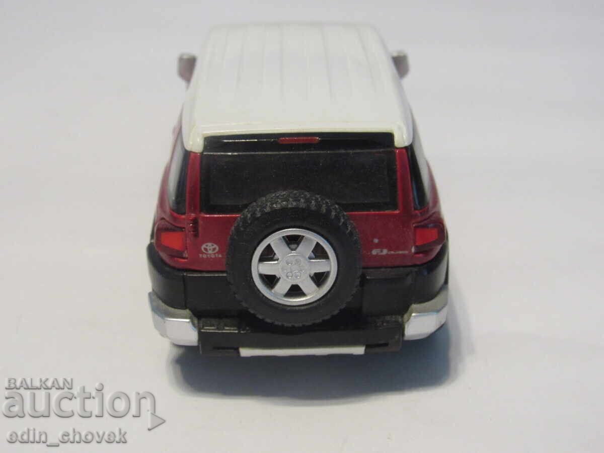 Auction  1/36 Kinsmart Toyota FJ Cruiser metalna kolektsioner kolichka