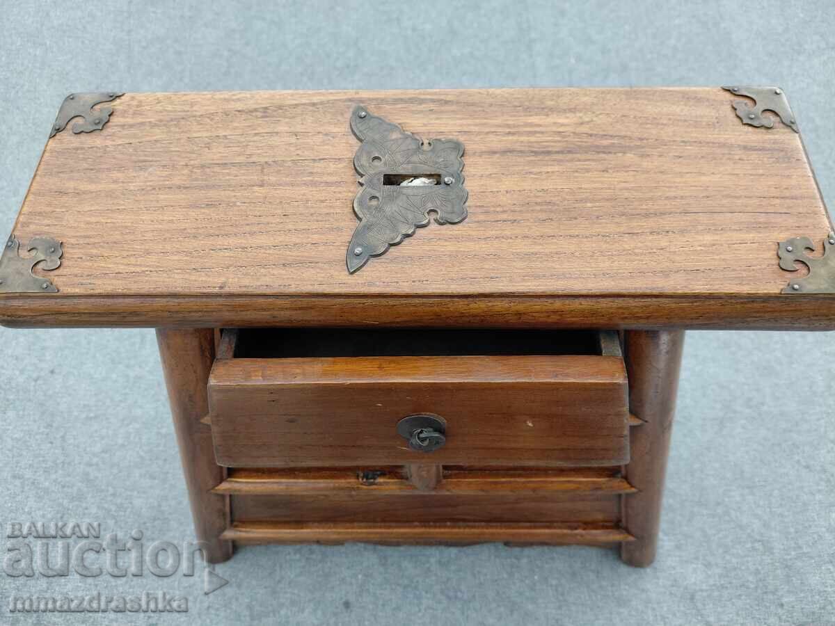 Аукцион Бръснарски шкаф, бряст Аукцион Бръснарски шкаф, бряст