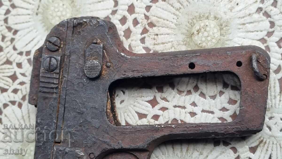 Pistol. Revolver - 7