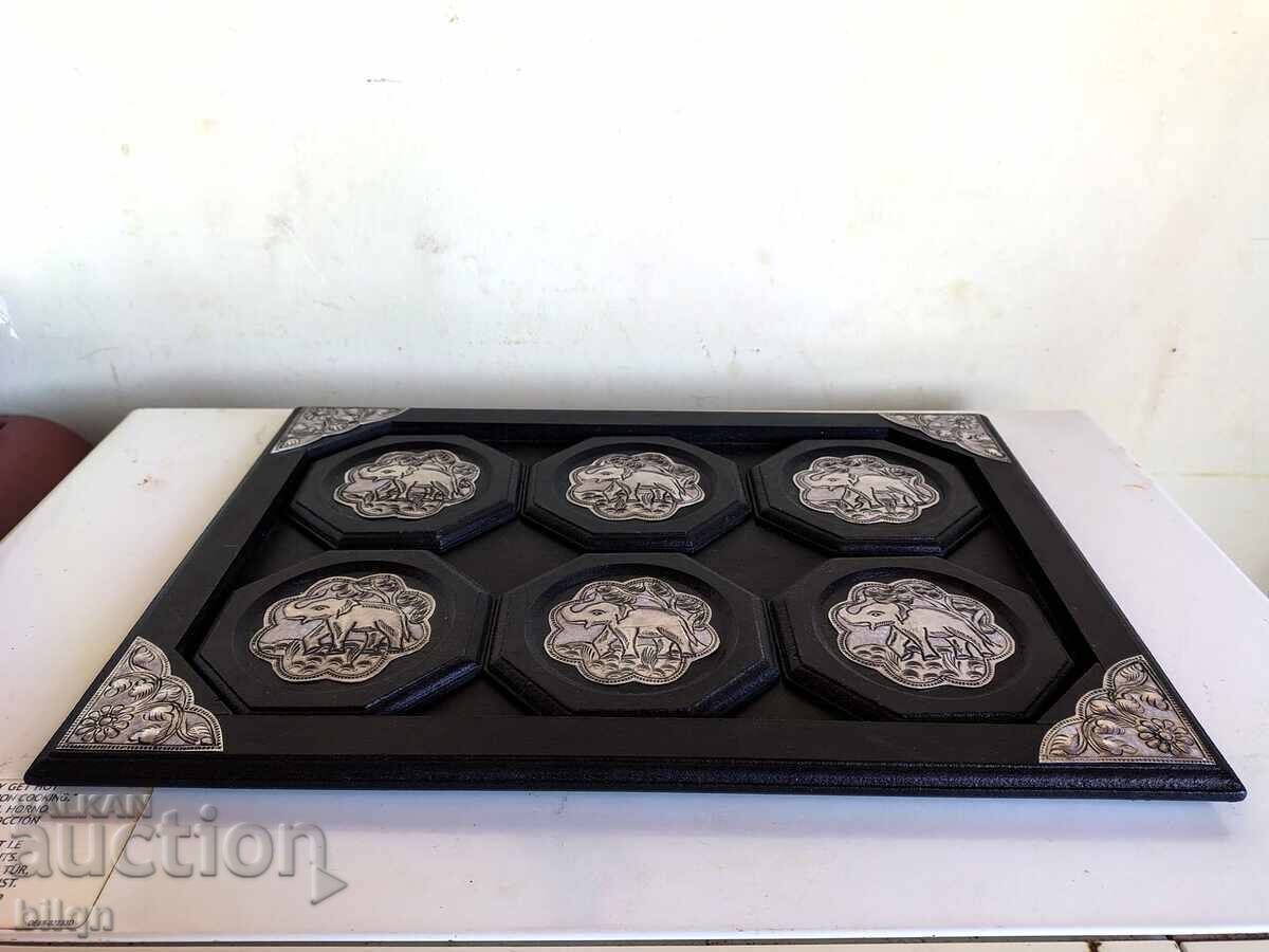 Licitație Tavă Frumoasă cu Suporturi de Pahare - Elefănți