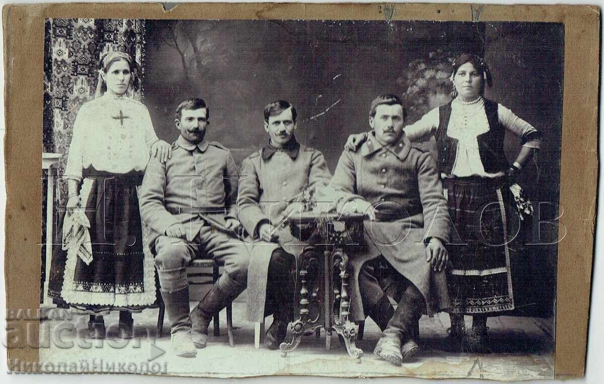 СТАРА СНИМКА КАРТОН ВОЙНИЦИ И ЖЕНИ С НАРОДНИ НОСИИ Е970