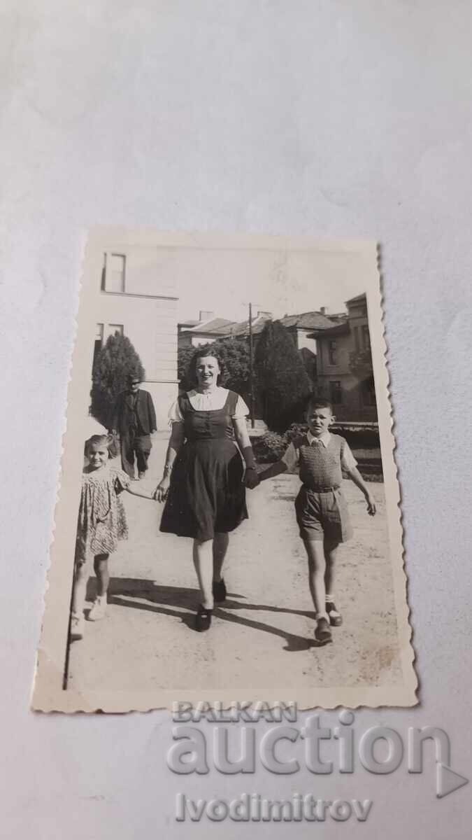 Φωτογραφία Σοφία Γυναίκα, αγόρι και κορίτσι σε μια βόλτα