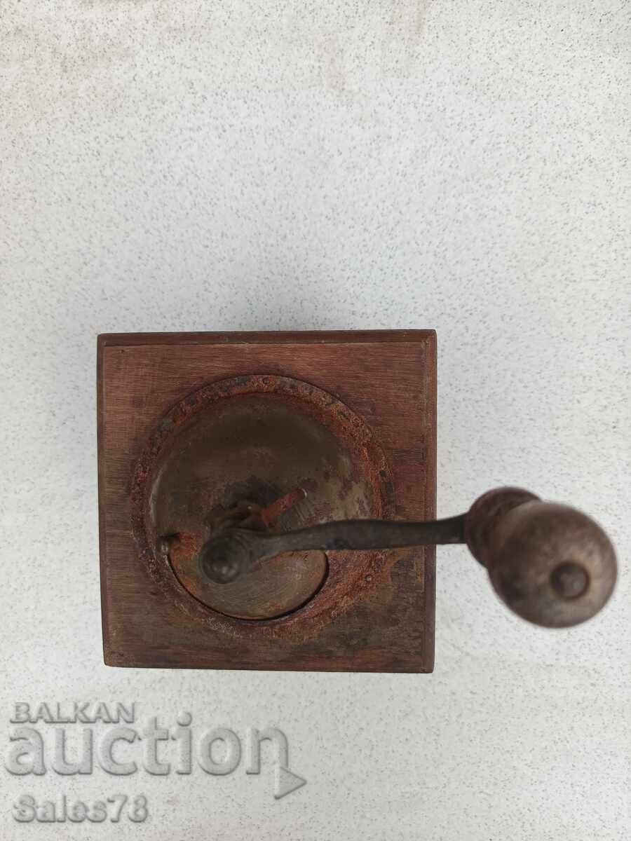 Παλιό ξύλινο μύλος καφέ με τιμή € 20.00 | 39.12 BGN