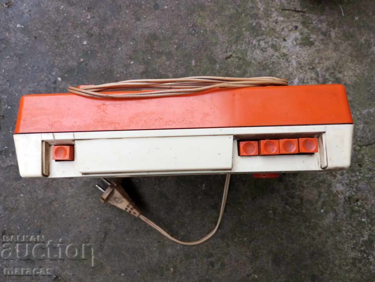 Стар радиоапарат с цена € 11.00 | 21.51 лв.