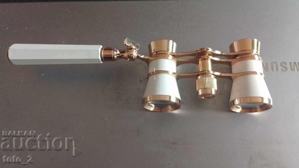Όμορφα θεατρικά κιάλια Όμορφα θεατρικά κιάλια