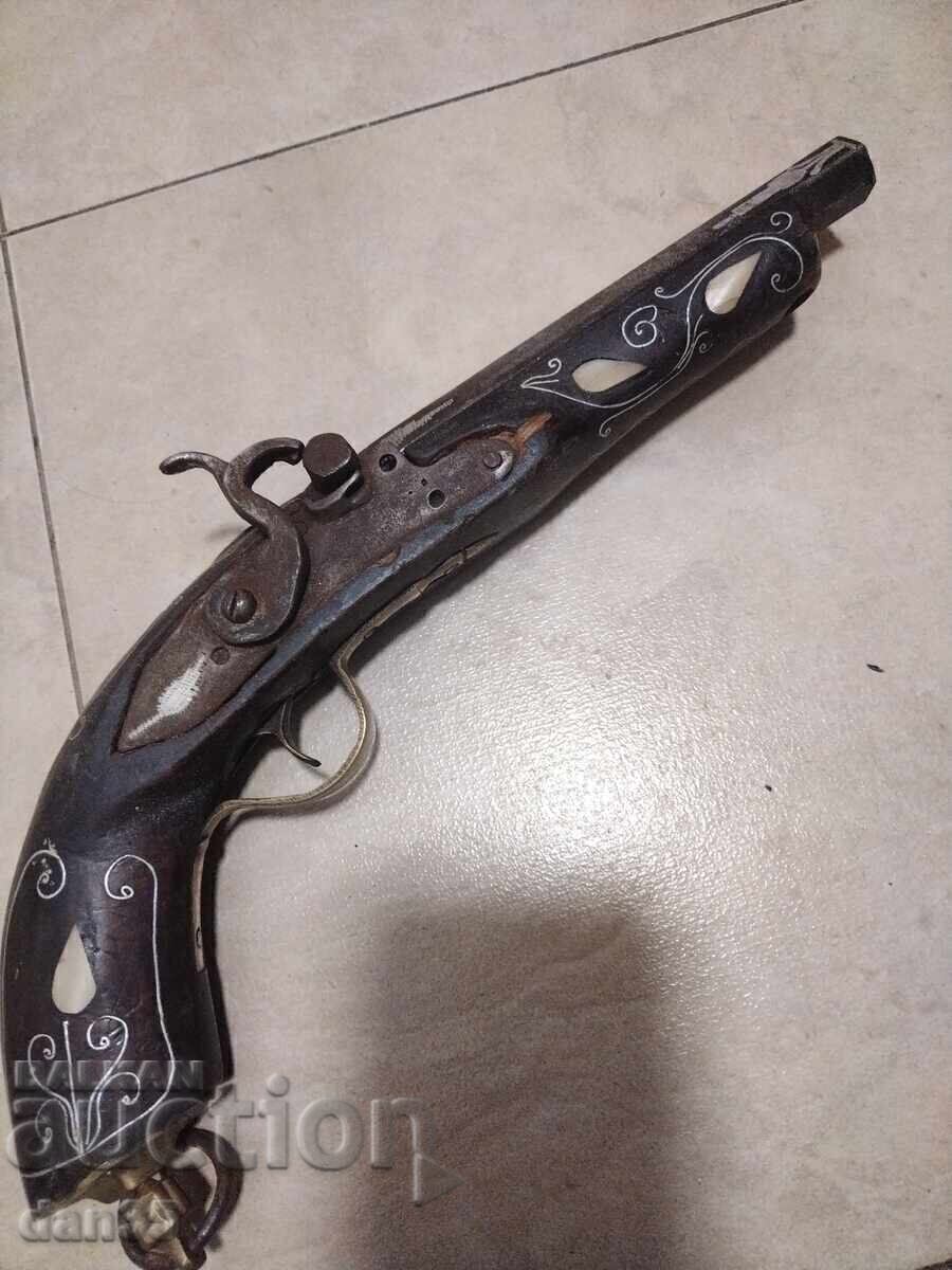 CAPSULE VECHE PISTOV