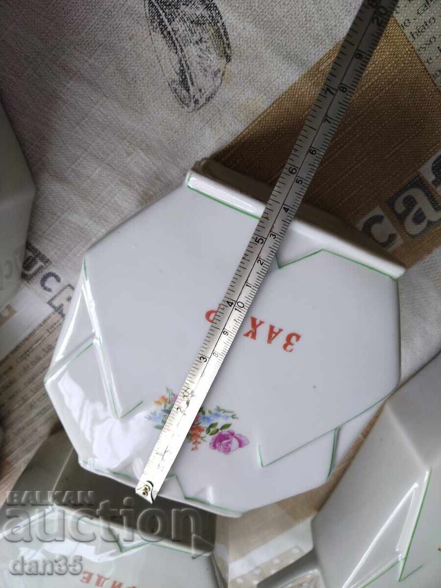 PORȚELAN VECHI DE EPOCĂ DIN PERIOADA SOCIALISTĂ cu preț € 0.01 | 0.02 BGN