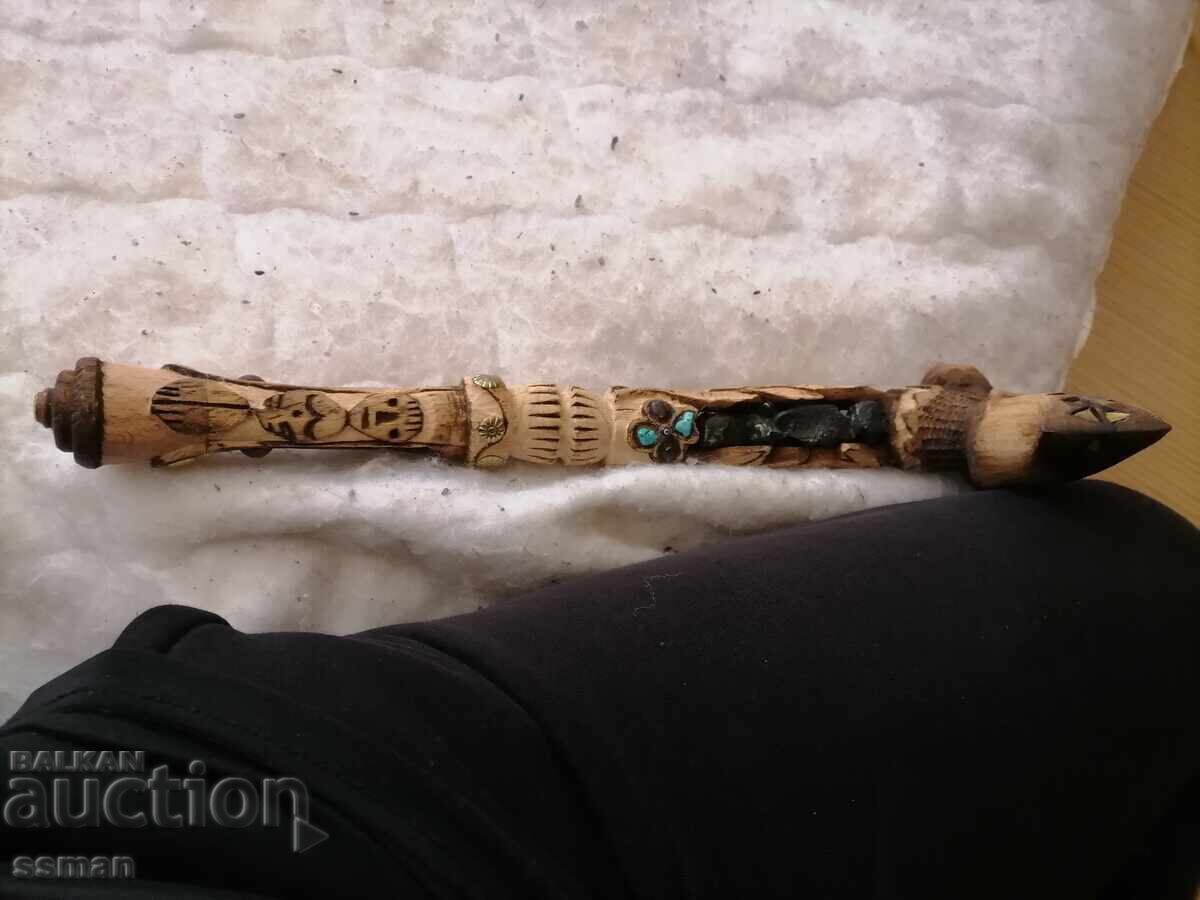 Licitație Topor de lemn ritualic șamanic cu turcoaze și tectite