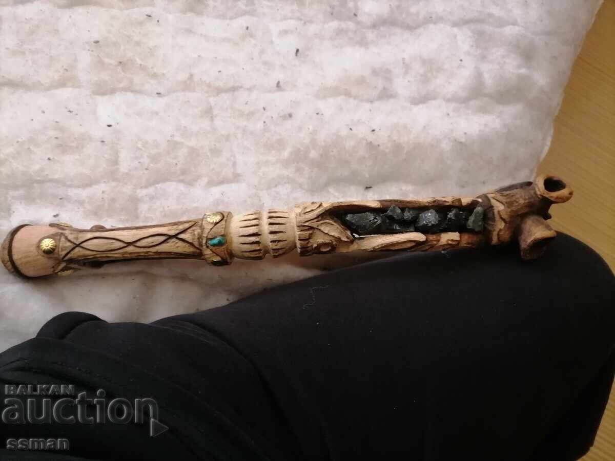 Livrarea Topor de lemn ritualic șamanic cu turcoaze și tectite