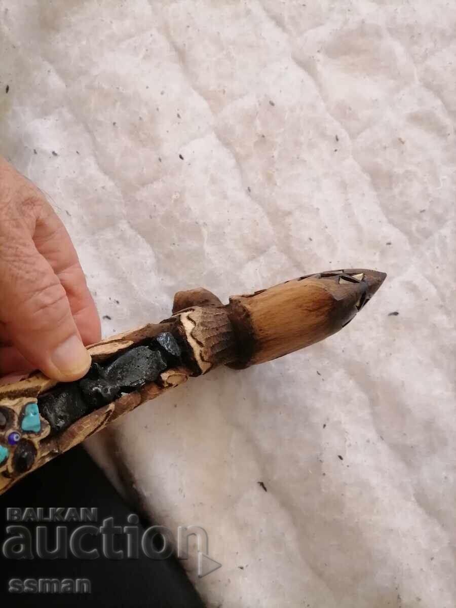 Topor de lemn ritualic șamanic cu turcoaze și tectite - 6